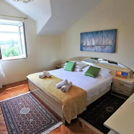 Laura Zaton - Two Bedroom With Terrace And Garden View Apartamento