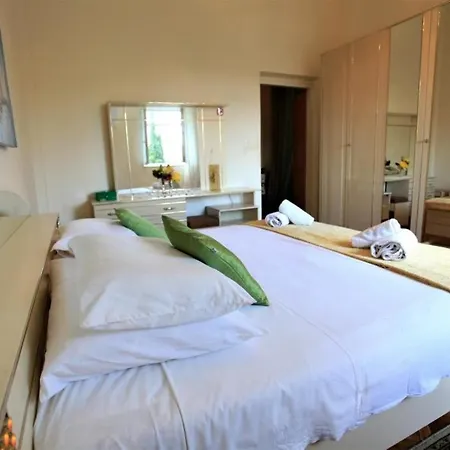 Laura Zaton - Two Bedroom With Terrace And Garden View *