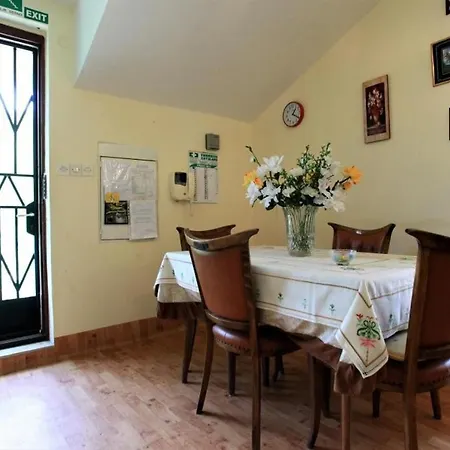 Laura Zaton - Two Bedroom With Terrace And Garden View *