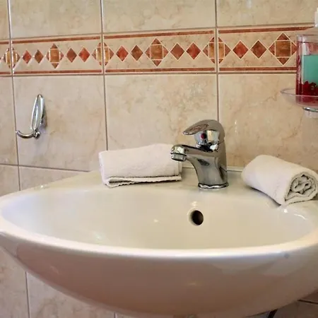 Laura Zaton - Two Bedroom With Terrace And Garden View Apartamento