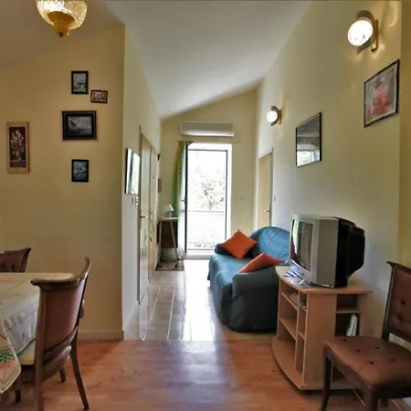 Laura Zaton - Two Bedroom With Terrace And Garden View Apartamento *